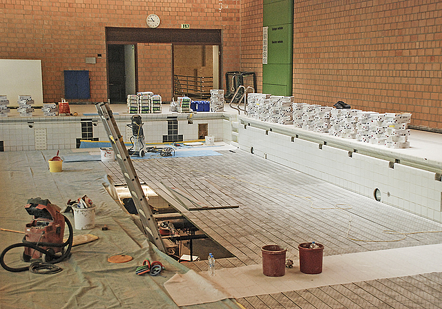 Bauarbeiten anstatt Schwimmtraining: Das Hallenbad wird auf den neusten technischen Stand gebracht.  Foto: Thomas Brunnschweiler