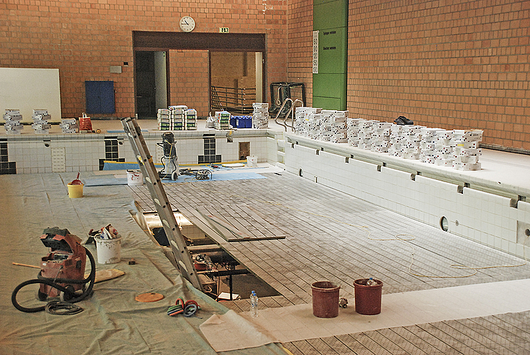 Bauarbeiten anstatt Schwimmtraining: Das Hallenbad wird auf den neusten technischen Stand gebracht.  Foto: Thomas Brunnschweiler