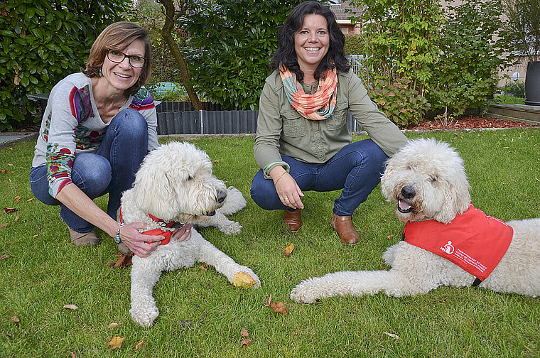 Therapiehunde-Team: Renata Kaufmann mit Pablo (r.) und Elisabeth Partyka mit Jango.  Foto: Jay Altenbach