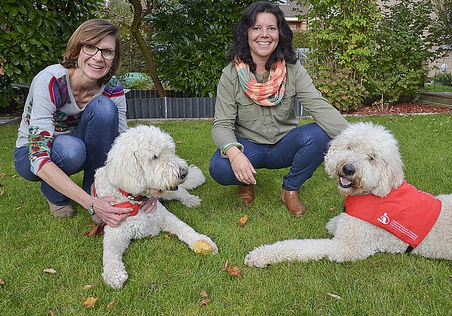 Therapiehunde-Team: Renata Kaufmann mit Pablo (r.) und Elisabeth Partyka mit Jango.  Foto: Jay Altenbach