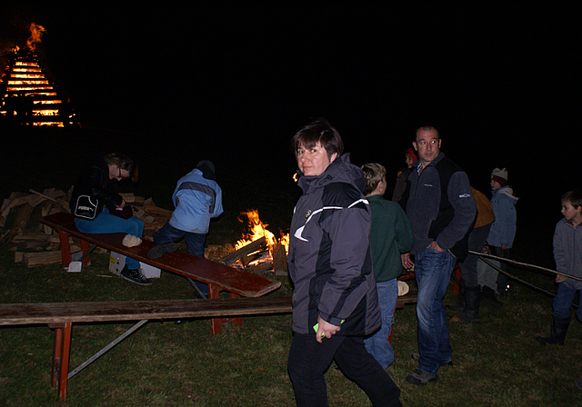 Emsige Vorbereitung: Auf dem kleinen Feuer werden die Schiibli geglüht.   Foto: Jürg Jeanloz