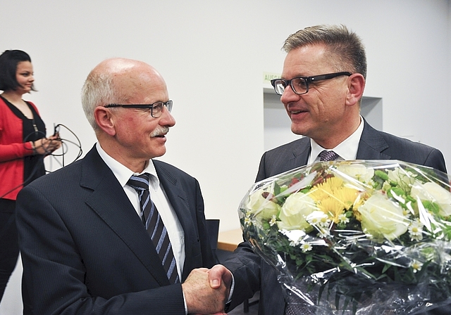 Blumen für den Business Parc: Gemeindepräsident Urs Hintermann (links) gratuliert Geschäftsführer Melchior Buchs zum Reinacher Preis 2015.  Foto: ZVG