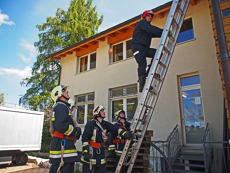 Rettung über die Leiter: Der Instruktor zeigt, wie es richtig und sicher geht. Foto: Tobias Gfeller