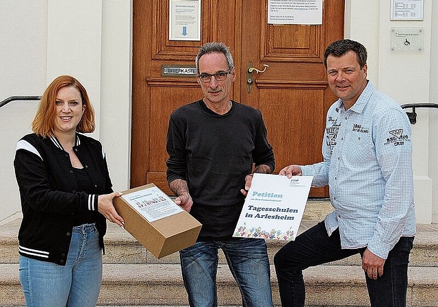 Vor der Gemeindeverwaltung: Vorstandsmitglied Gina Zehnder (l.) und Parteivizepräsident Johannes Felchlin (r.) übergaben Gemeindeverwalter Thomas Rudin die Petition.Foto: Tobias Gfeller