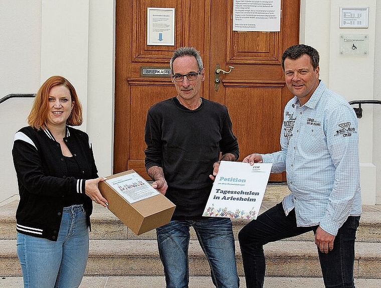 Vor der Gemeindeverwaltung: Vorstandsmitglied Gina Zehnder (l.) und Parteivizepräsident Johannes Felchlin (r.) übergaben Gemeindeverwalter Thomas Rudin die Petition.Foto: Tobias Gfeller