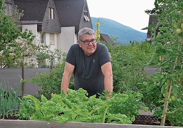 Schriftsteller mit grünem Daumen: Patrick Tschan in seinem Garten in Dornach. Foto: Jeannette Weingartner