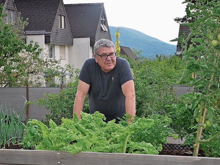 Schriftsteller mit grünem Daumen: Patrick Tschan in seinem Garten in Dornach. Foto: Jeannette Weingartner