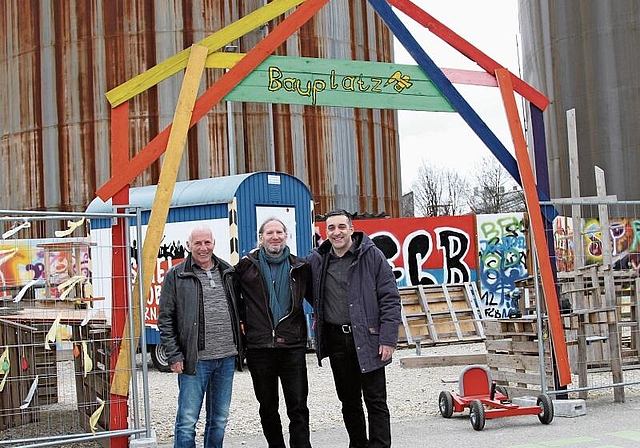 Voller Tatendrang: (v. l.) René Burri, Thomas Gschwind und Michele Salvatore vom Vorstand des Vereins Wydekraftwerk. Foto: Florin Bürgler