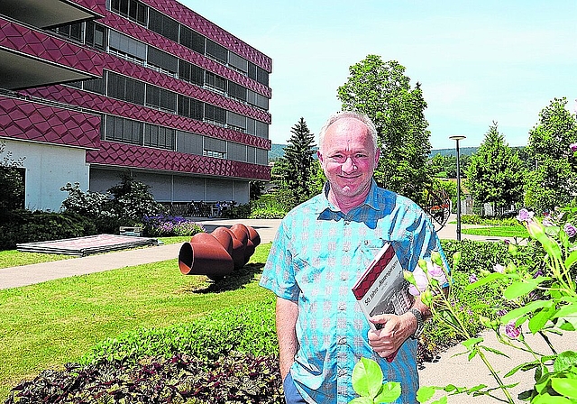 Hinter den Rosen vor dem Rosengarten: Niklaus Stark befasste sich mit der Geschichte des Seniorenzentrums. Foto: Gaby Walther 