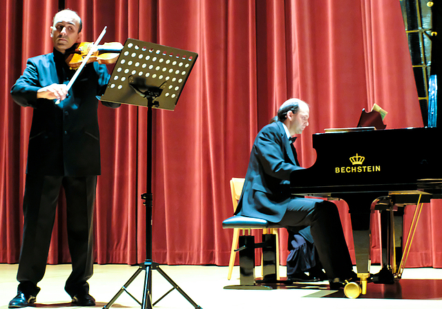 Nehmen Beethoven wieder auf: Giovanni Barbato und Hristo Kazakov auf der Goetheanumbühne.  Foto: Thomas Brunnschweiler