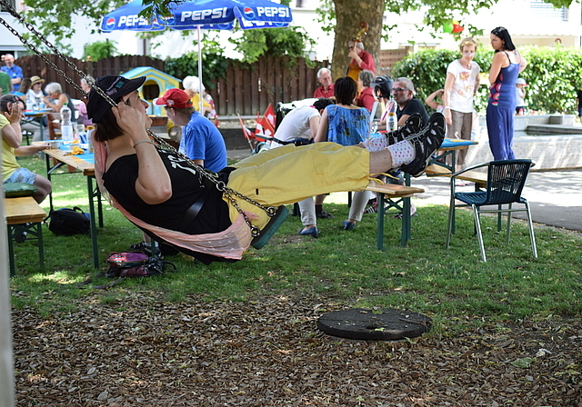 Beschwingter Nachmittag: Die Bewohner der Werkstube Aesch erlebten am Nachbarschaftsfest schöne Stunden.  Foto: B. Asper