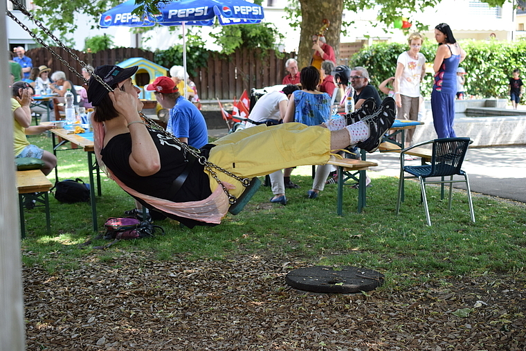 Beschwingter Nachmittag: Die Bewohner der Werkstube Aesch erlebten am Nachbarschaftsfest schöne Stunden.  Foto: B. Asper