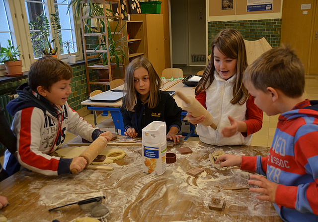 Gutzi-Produzenten: Statt die Schulbank zu drücken, arbeiten Christo, Lea, Giulia und Andri (v. l.) für den Weihnachtsmarkt. Foto: Jay Altenbach