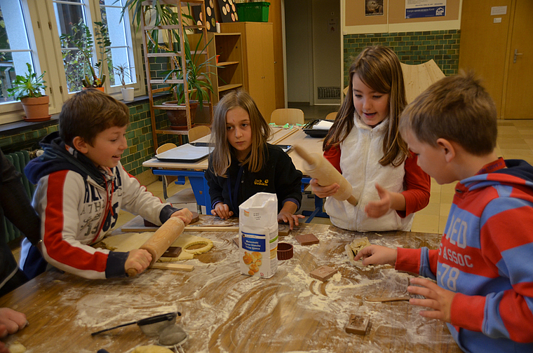 Gutzi-Produzenten: Statt die Schulbank zu drücken, arbeiten Christo, Lea, Giulia und Andri (v. l.) für den Weihnachtsmarkt. Foto: Jay Altenbach