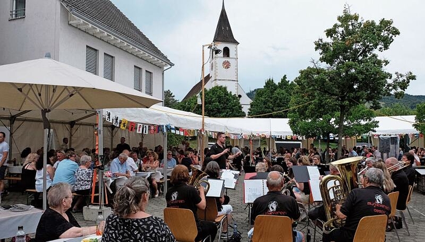Full House: Mittendrin der Musikverein Aesch unter dem Dirigat von Noah Eiermann. Fotos: Thomas Brunnschweiler
