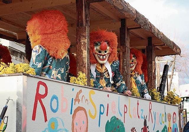 Ein fahrender Robi-Spielplatz: Der Fasnachtswagen der Fasnachtsclique Die Zünftige wur-de von Mädchen und Buben des Kindergartens Neueneichweg bemalt. Foto: Jeannette Weingartner
