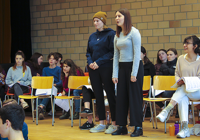 Trockenprobe in der Aula: Noch sieht es im Gymnasium Münchenstein nicht nach Oper aus.  Foto: ZVG