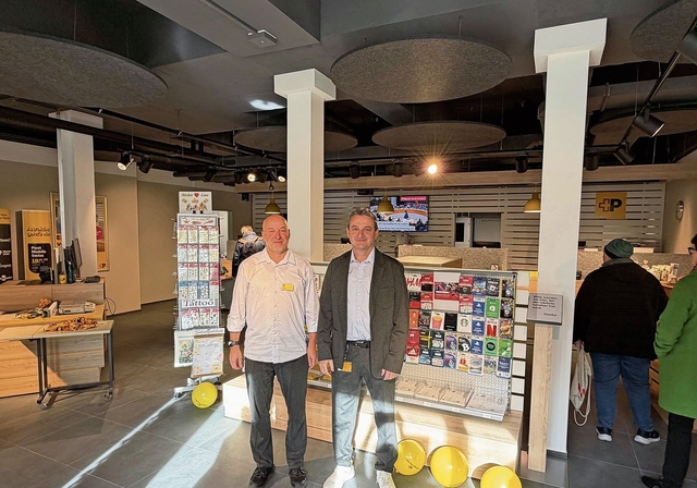 Kundenbereich: Roman Schnell, Leiter Filialgebiet Basel-Birstal (r.) und Bernhard Völkin, Leiter Team Birstal, freuen sich über die neugestaltete Postfiliale. Foto: Gaby Walther