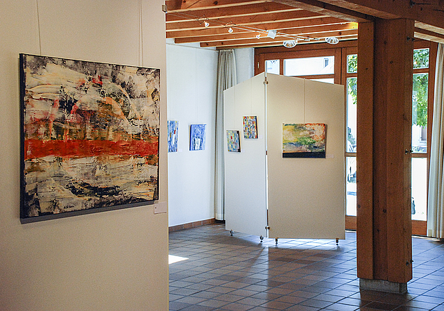 Impression der Ausstellung: Starke Farben, klare Kontraste. Foto: Thomas Brunnschweiler