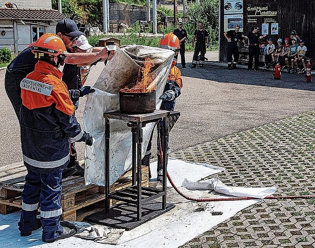 Umgang mit der Löschdecke: So wird das Feuer in der Fritteuse erstickt. 
