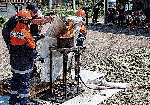 Umgang mit der Löschdecke: So wird das Feuer in der Fritteuse erstickt. 
