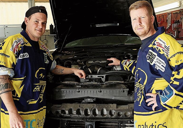 Verbesserung: Roger Stähli (links) und Dominik Imhof bringen defekte Autos wieder zum Rollen. Sie müssen mithelfen, dass auch die erste Mannschaft wieder erfolgreich läuft. Foto: Edgar Hänggi