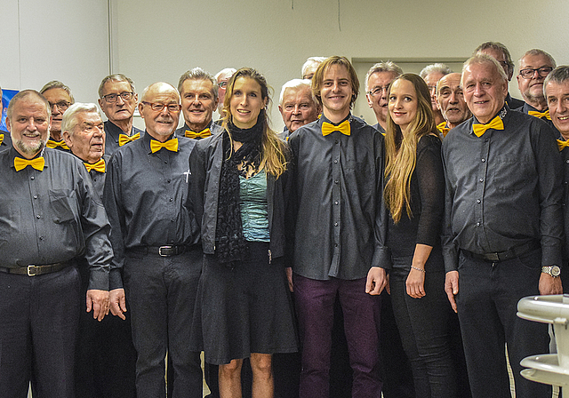 Das letzte gemeinsame Konzert: Der Männerchor Aesch mit Dirigentin Anita Schönenberger und der musikalischen Begleitung (Mitte).  Foto: Bea Asper