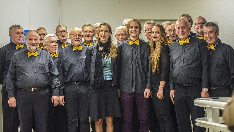 Das letzte gemeinsame Konzert: Der Männerchor Aesch mit Dirigentin Anita Schönenberger und der musikalischen Begleitung (Mitte).  Foto: Bea Asper