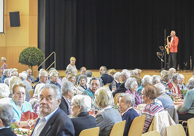 Gut besucht wie immer: 340 Seniorinnen und Senioren waren im Kuspo am «Jubilaren- und 80Plus»-Treff dabei.  Foto: Bea Asper