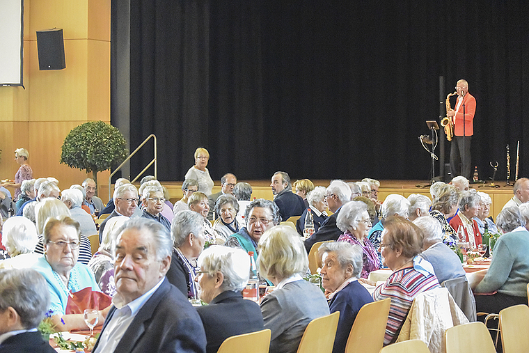 Gut besucht wie immer: 340 Seniorinnen und Senioren waren im Kuspo am «Jubilaren- und 80Plus»-Treff dabei.  Foto: Bea Asper