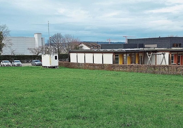 Teil der Pläne: Die Wiese neben dem Kindergarten am Gempenring gehört der katholischen Kirche und könnte für einen ­Erweiterungsbau genutzt werden – sofern sich beide Seiten einig würden.  Foto: Fabia Maieroni