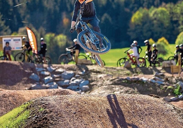 Velofans pilgern nach Aesch: Besucherinnen und Besucher können selbst teilnehmen 
oder bei spektakulären Sprüngen zuschauen. Foto: Thomas Moor