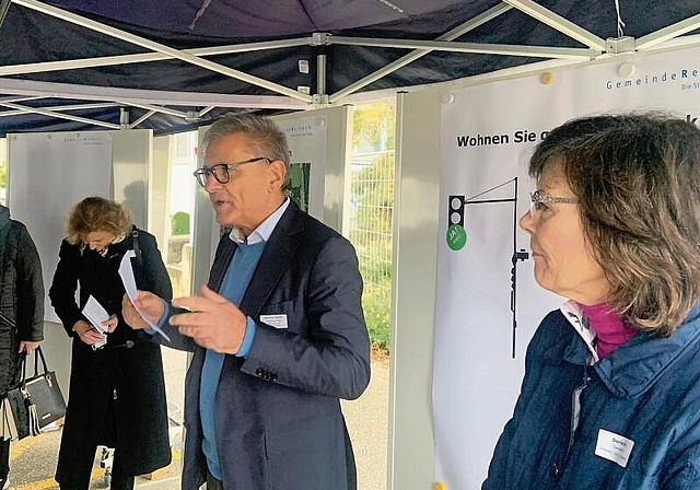 Stand Rede und Antwort: Gemeindepräsident Melchior Buchs (FDP) suchte das Gespräch mit der Bevölkerung. Foto: Caspar Reimer