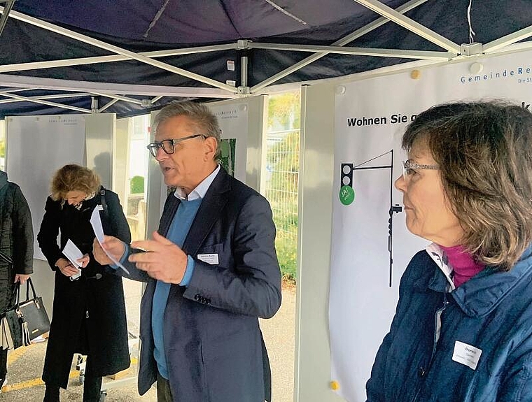 Stand Rede und Antwort: Gemeindepräsident Melchior Buchs (FDP) suchte das Gespräch mit der Bevölkerung. Foto: Caspar Reimer