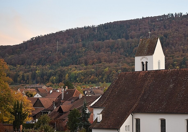 Bleibt die Kirche im Dorf, wenn der Tag später eingeläutet wird? Der Kirchgemeinderat macht sich seinen Entscheid nicht leicht. Foto: Bea Asper