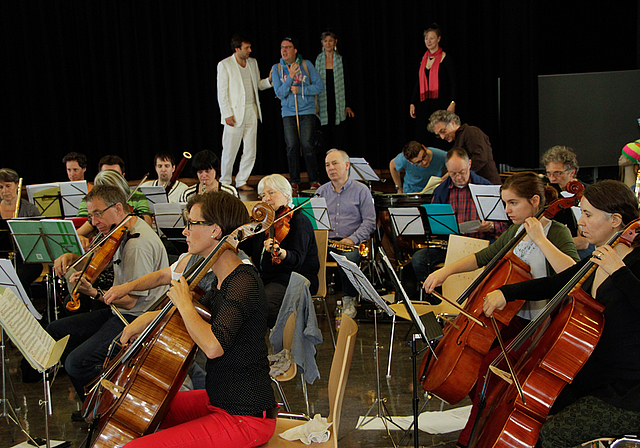 Intensivwochenende für Orchester und Solisten: In der Aula des Schulhauses Brühl wird intensiv geprobt.  Foto: Martin Staub