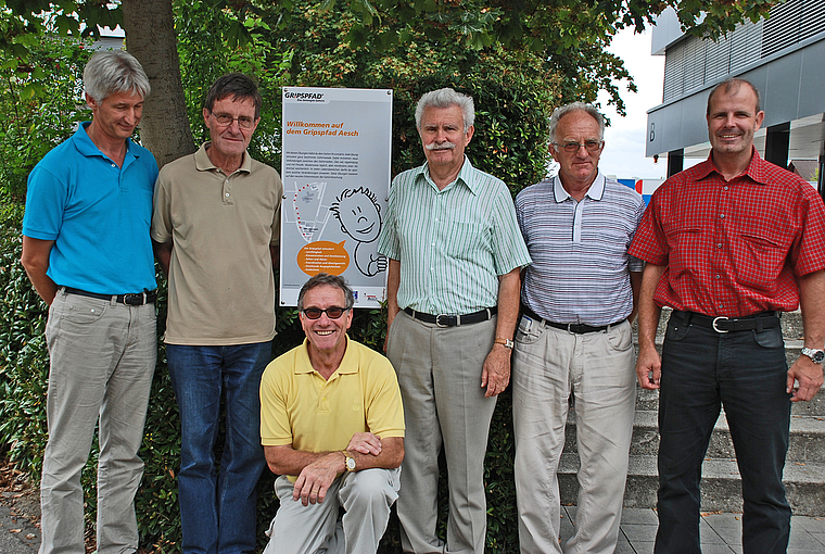 Ermöglichten Gripspfad: Team 5 des Vereins Attraktives Aesch (Adrian Hofer, Anton Schaffhauser, Fritz Stenz, Adriano Zanoni, Peter Geiser) und Raphael Strub (Präsident, v. l.).  Foto: Thomas Brunnschweiler