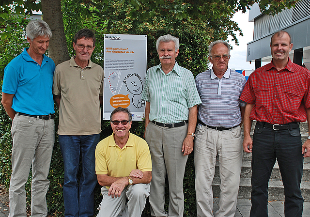 Ermöglichten Gripspfad: Team 5 des Vereins Attraktives Aesch (Adrian Hofer, Anton Schaffhauser, Fritz Stenz, Adriano Zanoni, Peter Geiser) und Raphael Strub (Präsident, v. l.).  Foto: Thomas Brunnschweiler