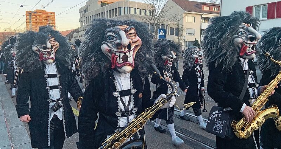 Von Platz zu Platz: Die Guggemuusig Chaote Basel sind für das Guggenkonzert in Reinach angereist. Fotos: Caspar Reimer
