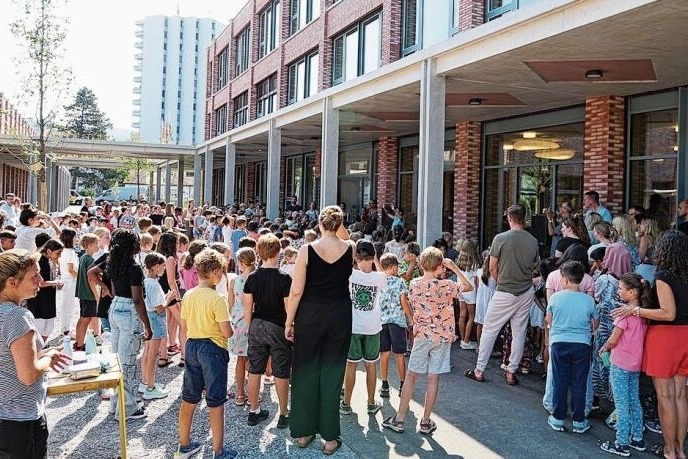 Neues schulisches «Zuhause»: Die Freude darüber war bei den Kindern zu spüren. 
         
         
            Foto: Tobias Gfeller