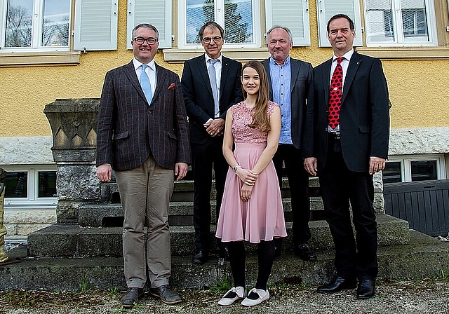 <em>Vor der Treppe zum ehemaligen Spitaleingang: </em>(v.l.) Remo Ankli, Regierungsrat, Dieter Künzli, Präsident ZePa-Vorstand, Ida-Lin Hübscher, Sängerin, Niklaus Starck, Autor, und Michael Rosenberg, Zentrumsleiter. Foto: Martin Staub