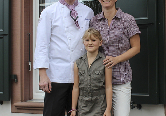 An neuer Wirkungsstätte: Das Wirtepaar Julia Thiele und Jean-Daniel Moix mit Tochter Laura vor dem Traditionsgasthof Schlüssel.  Foto: Caspar Reimer