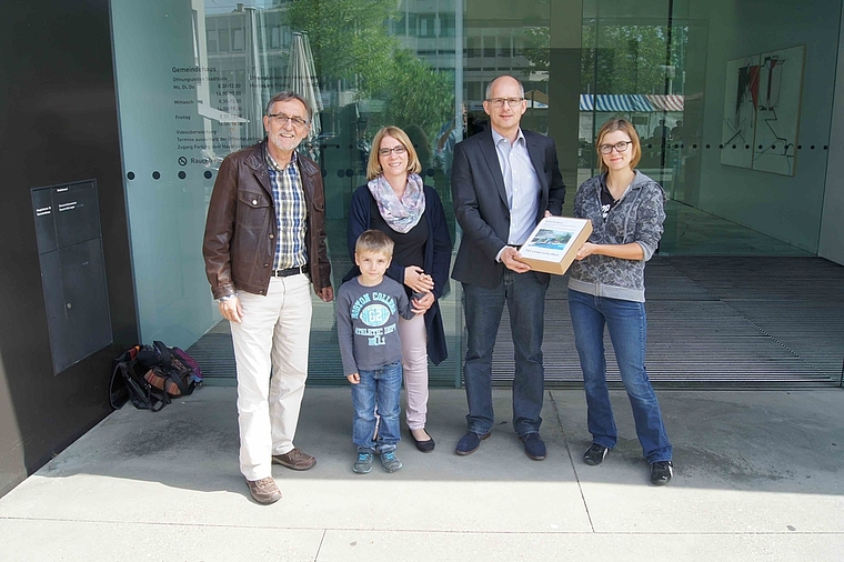 Am Freitag war die Welt noch in Ordnung: Das Referendumskomitee mit Claude Hodel (SP, l.), Christine Hermann (CVP) und Léonie Laukemann (Grüne, r.) überreicht Thomas Sauter, Geschäftsleiter der Gemeinde Reinach, rund 800 Unterschriften.  Foto: Ol