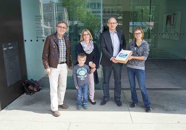 Am Freitag war die Welt noch in Ordnung: Das Referendumskomitee mit Claude Hodel (SP, l.), Christine Hermann (CVP) und Léonie Laukemann (Grüne, r.) überreicht Thomas Sauter, Geschäftsleiter der Gemeinde Reinach, rund 800 Unterschriften.  Foto: Ol