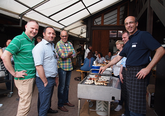 Präsi am Rost: Lucas Wyss hat sich für einmal die Schürze montiert und bewies, dass er auch die Grillzange ganz gut im Griff hat.  tob