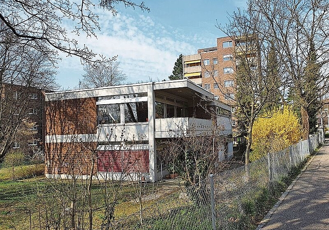 Ehemaliges Kindergartengebäude wird abgerissen: An seiner Stelle wird ein 29 Meter hoher Baukörper mit Genossenschaftswohnungen entstehen. Foto: zvg