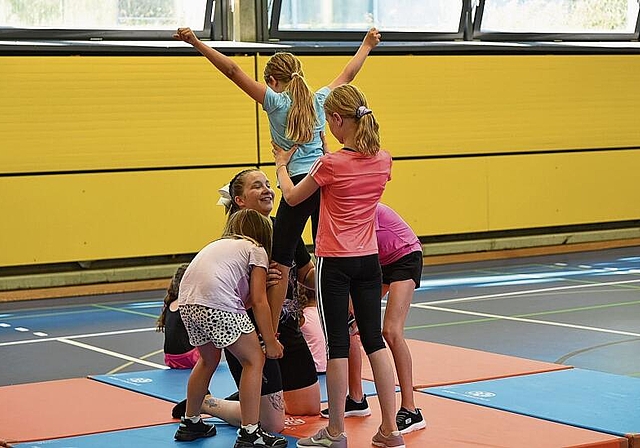 Nachwuchsförderung: Robine-Ann Weber beim Coaching der Schnupperlehrlinge. Foto: Franziska Fasolin