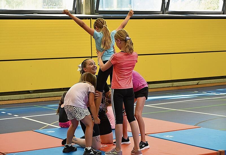 Nachwuchsförderung: Robine-Ann Weber beim Coaching der Schnupperlehrlinge. Foto: Franziska Fasolin