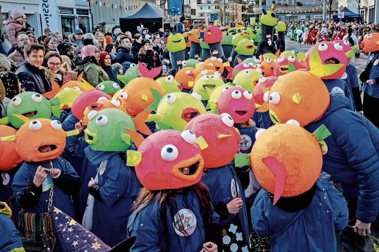 Knallig bunte Fische: Die Kinderfasnacht in Reinach gehört zu den grössten Fasnachtsveranstaltungen in der Birsstadt.
Die Schülerinnen und Schüler waren dabei äusserst farbenfroh unterwegs. Fotos: Kenneth Nars