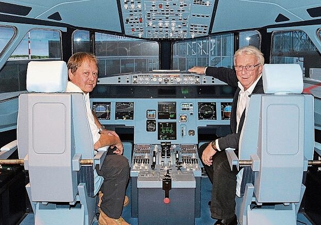 Im Cockpit: Urs Schmidlin (l.) und Peter Riesterer im Airbus A320-Simulator. Fotos: Gaby Walther
